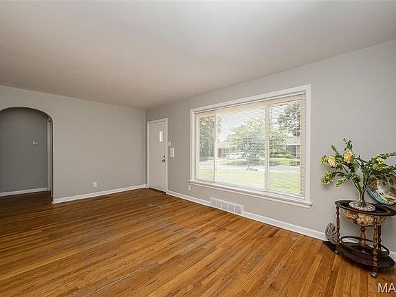 3rd image of 1225 Newark Dr