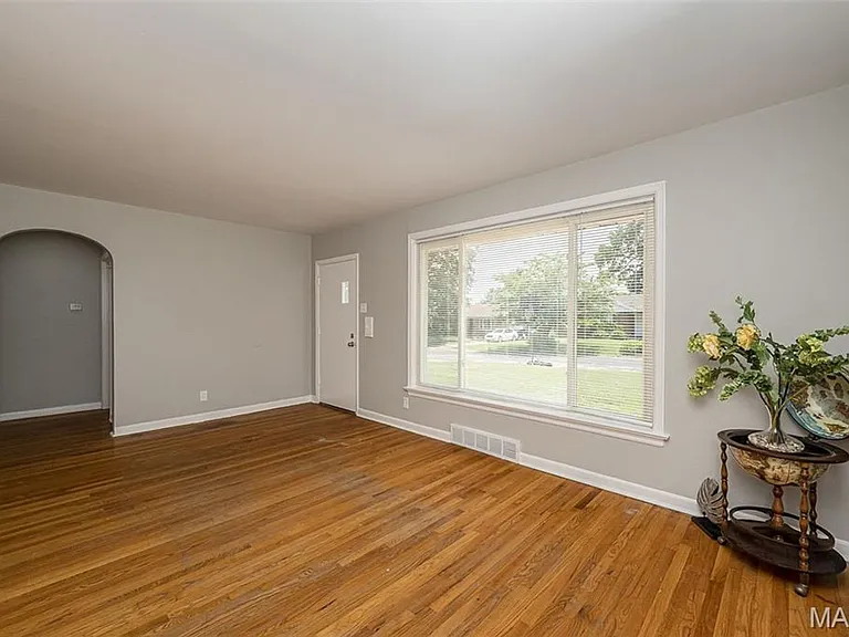 1225 Newark Dr — Photo 3