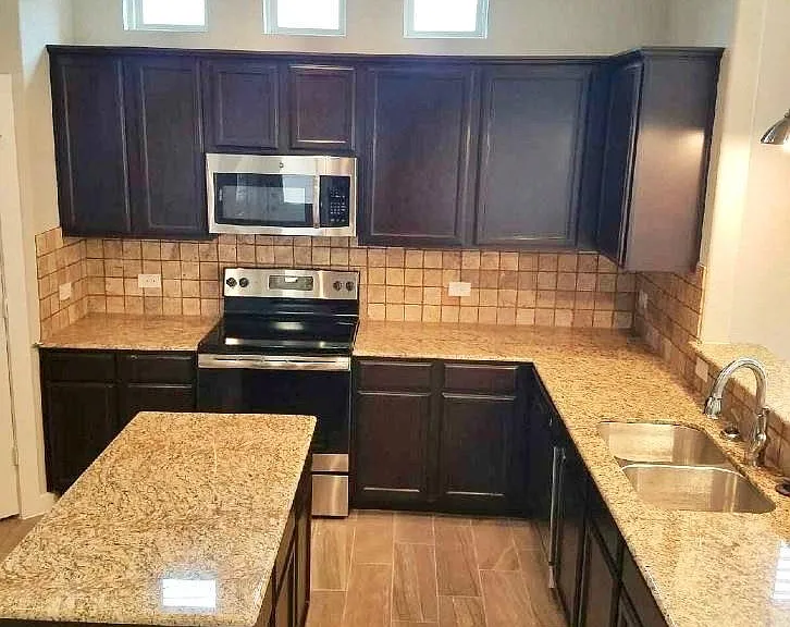 160 Lakeview Ct — Photo 3