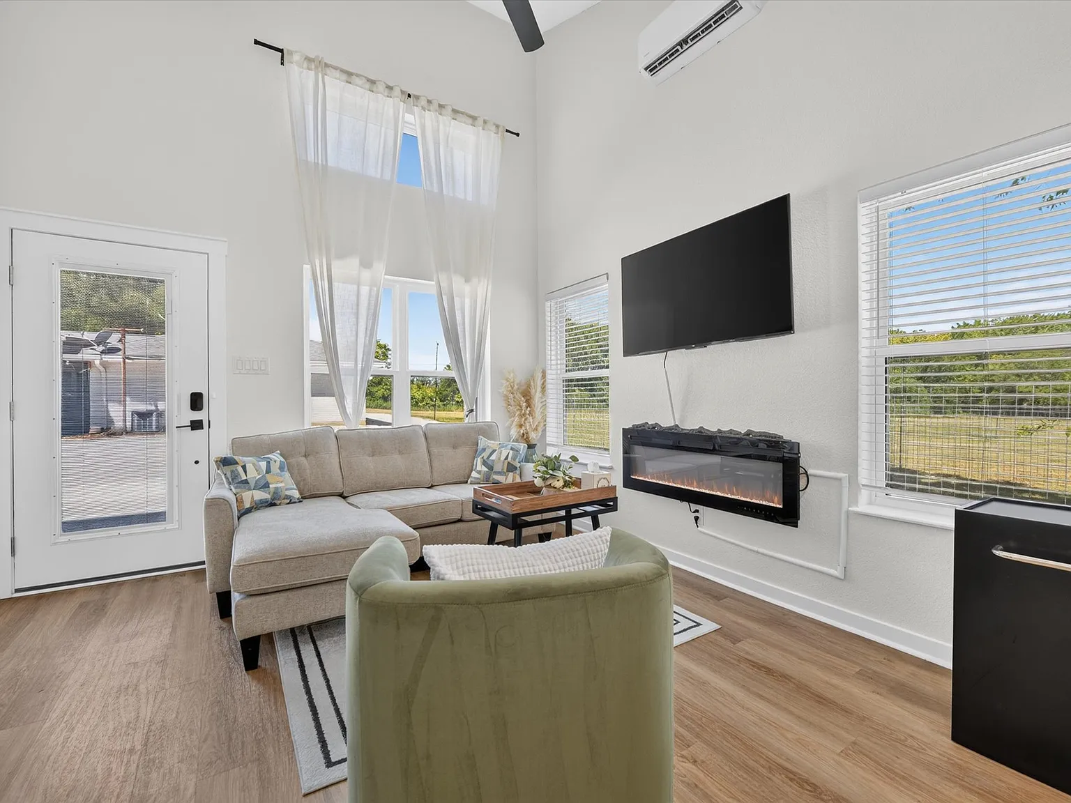 1 bed, 400 sqft, $1,800 — Photo 2