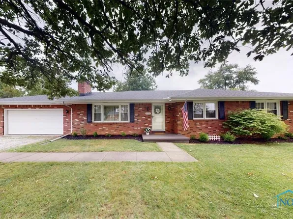 633 Valley Dr, Rossford, OH 43460