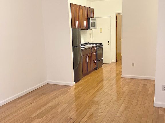 2nd image of 136 Orchard St #1
