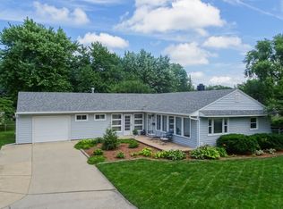 4 Woodruff Dr, Bloomington, IL 61701