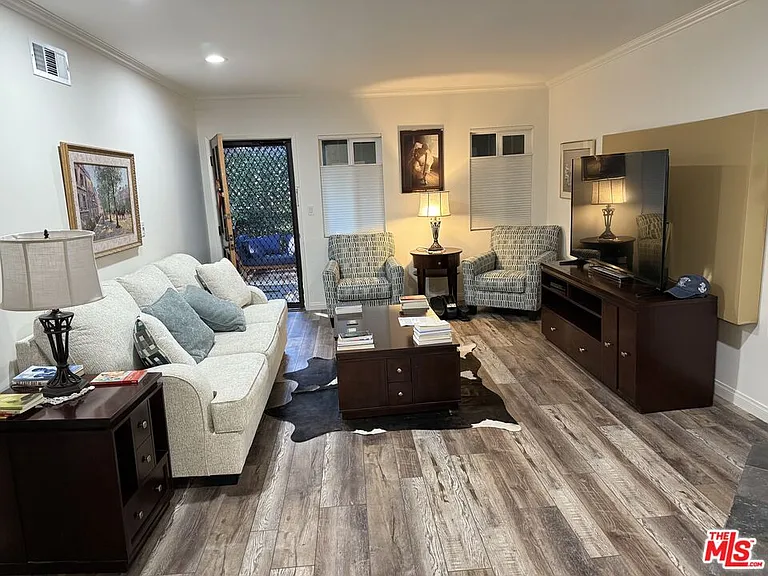 15457 Moorpark St #6 — Photo 1