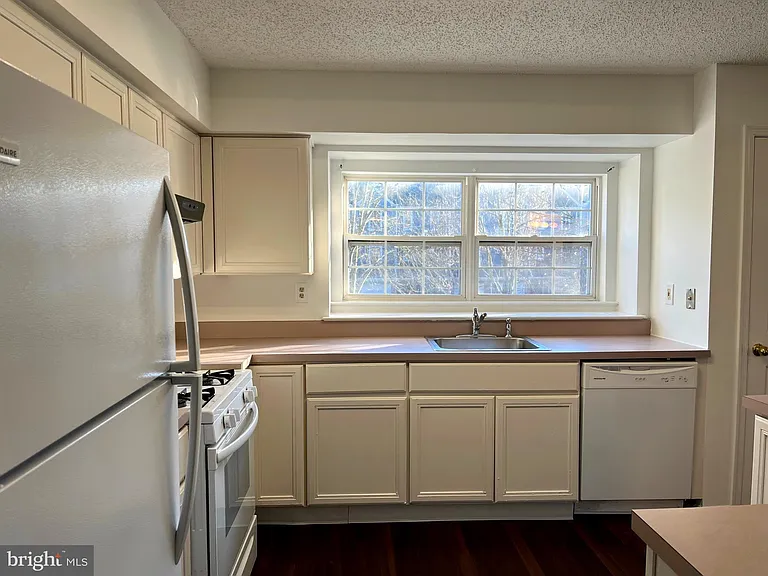 15 Halstead Pl — Photo 5