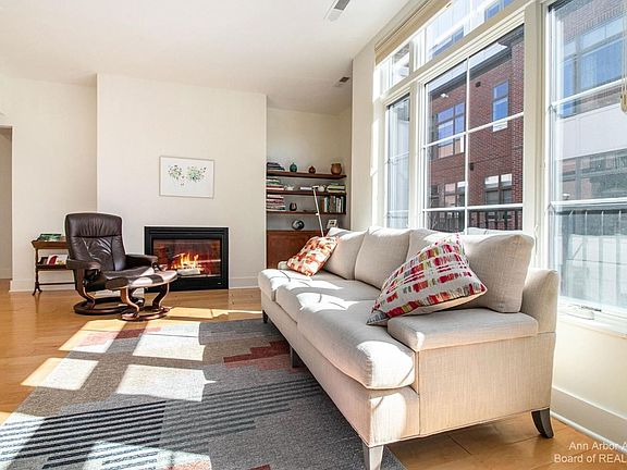 4th image of 414 N Main St APT 1