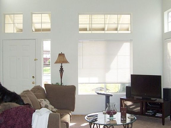Formal Livingroom w/Vaulted Ceilings