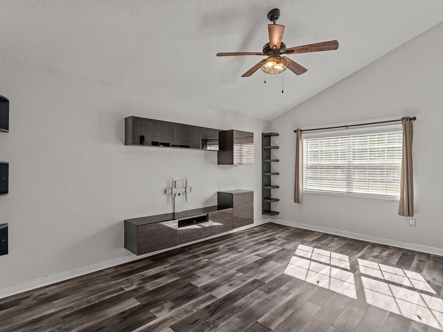 3 bed, 1109 sqft, $1,750 — Photo 3