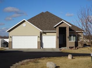 5225 Apple Creek Dr, Bismarck, ND 58504