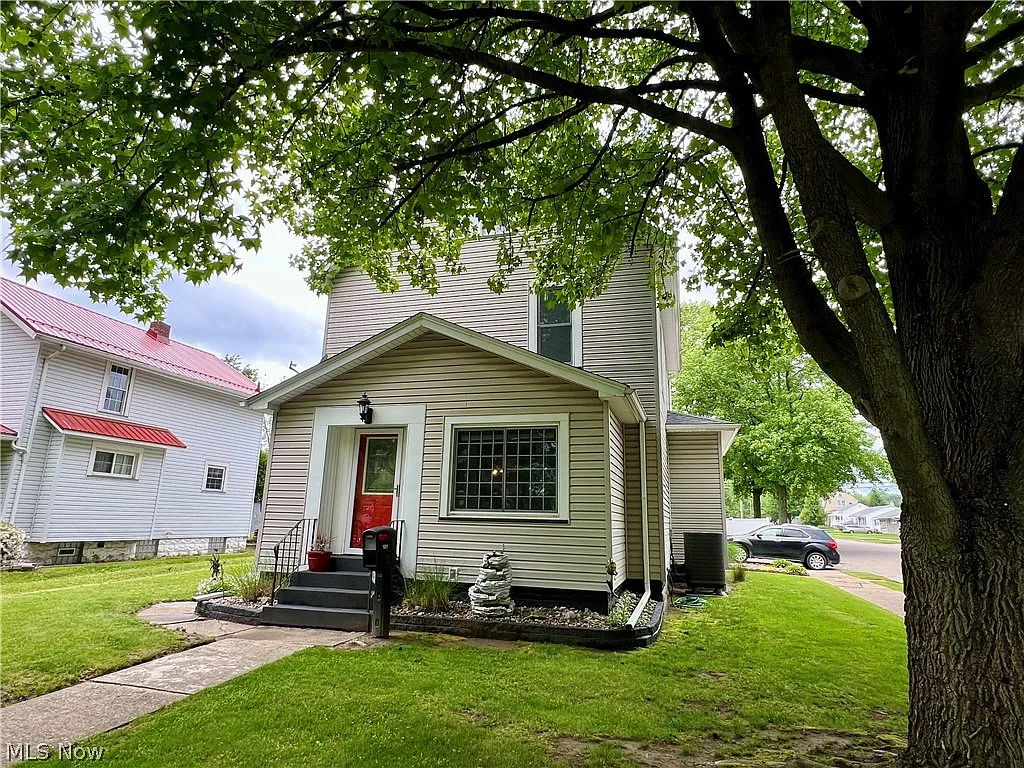 1011 E Front St photo 1