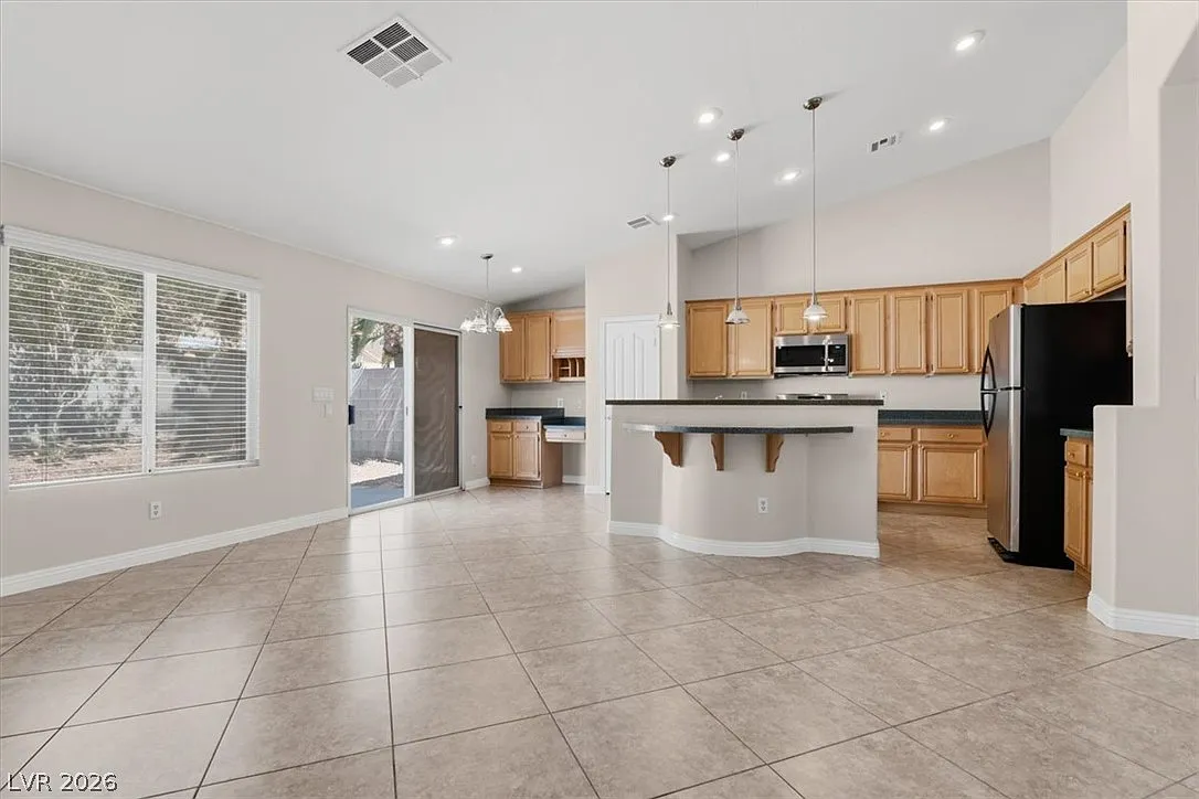 4 bed, 2.5 bath, 2321 sqft, $2,400 — Photo 4