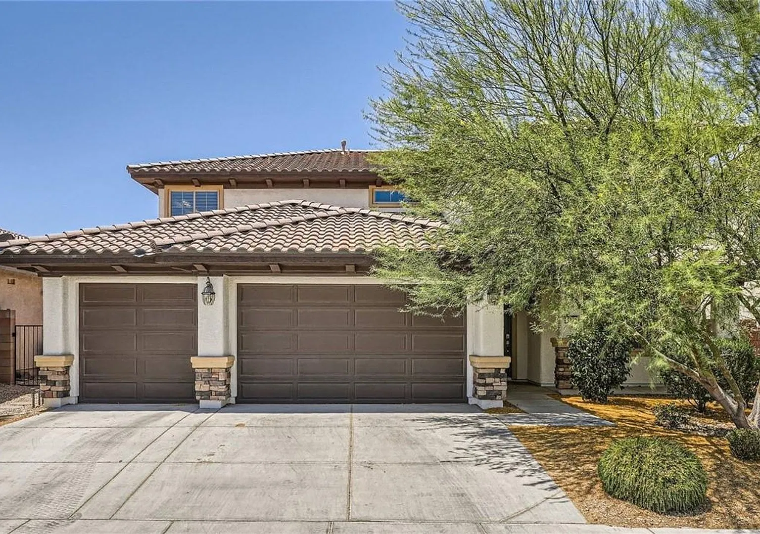 Gorgeous Multi-Gen Dual Primary Home in Guard Gated Tuscany — Photo 1