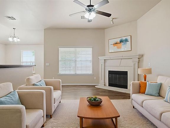 3rd image of 628 Inverleith Cir