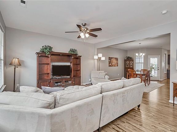 3rd image of 8058 Ellendale Dr