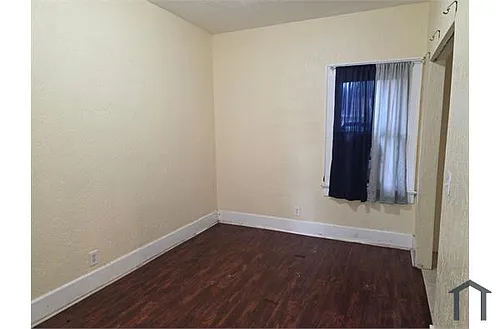 1760 Queen St S Photo 1