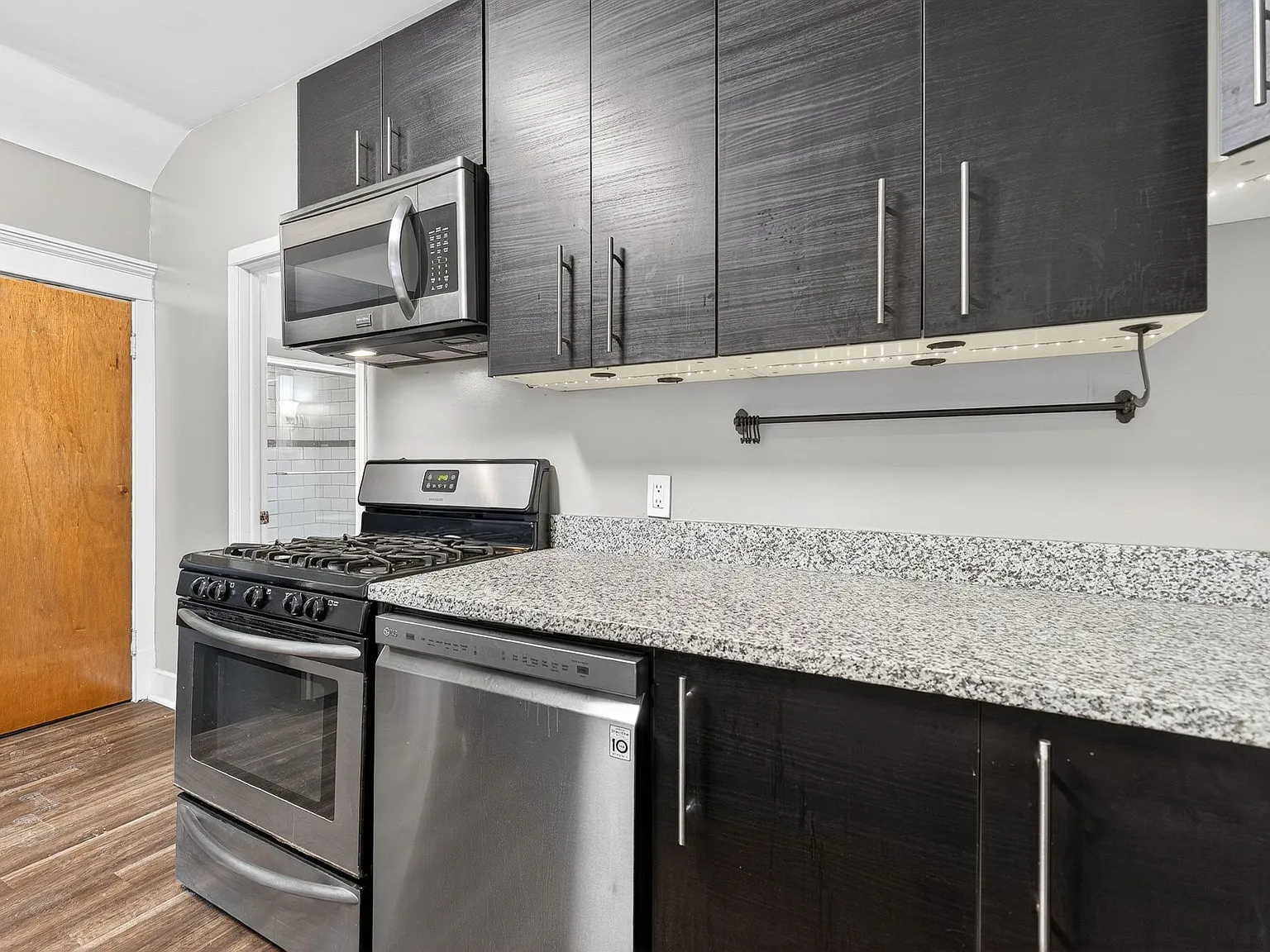 2 bed, 1100 sqft, $1,600 — Photo 4