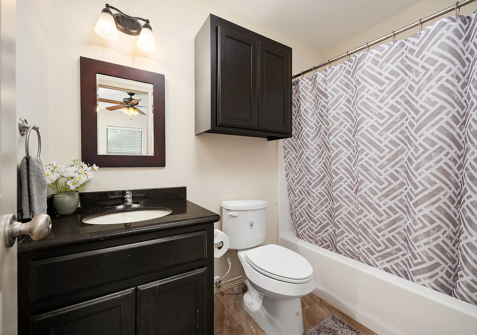 Spacious 3 Bed 2 Bath Apartment with Private Backyard — Photo 4