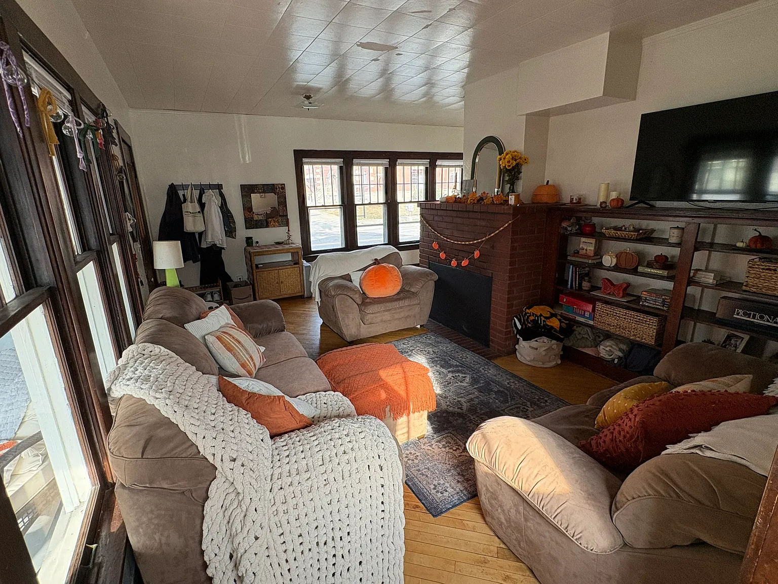 4 bed, 2347 sqft, $2,928 — Photo 2