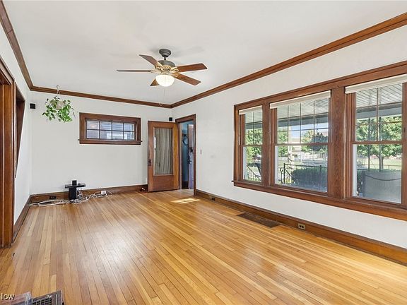 5th image of 13431 Emerson Ave