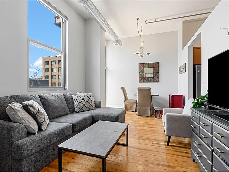 824 W Superior St #306 — Photo 6
