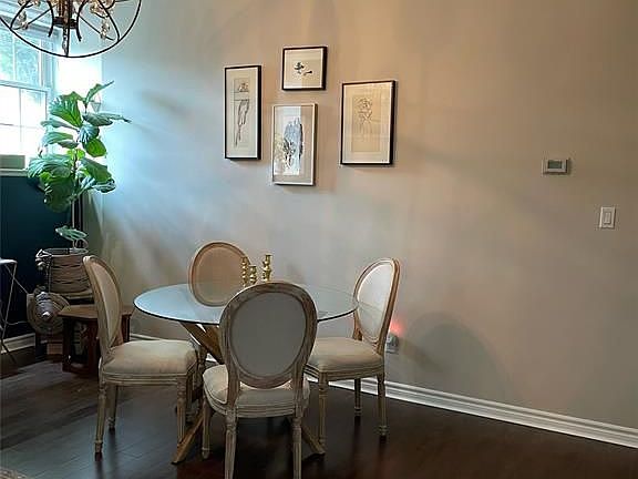 4th image of 647 Irvine Ave #103