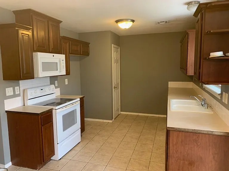 2405 SW 17th St — Photo 5