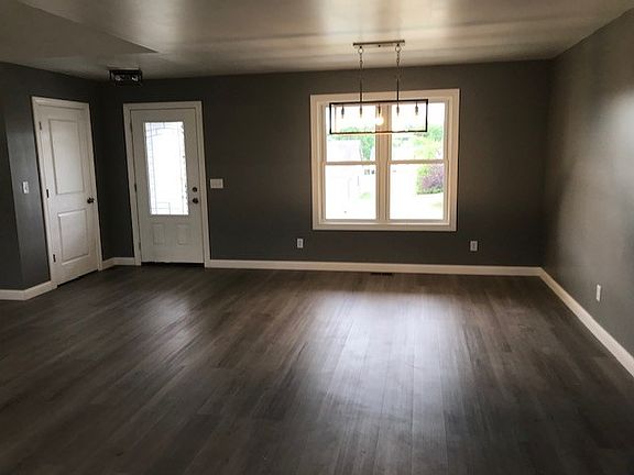 3rd image of 56 Stone Trace Dr