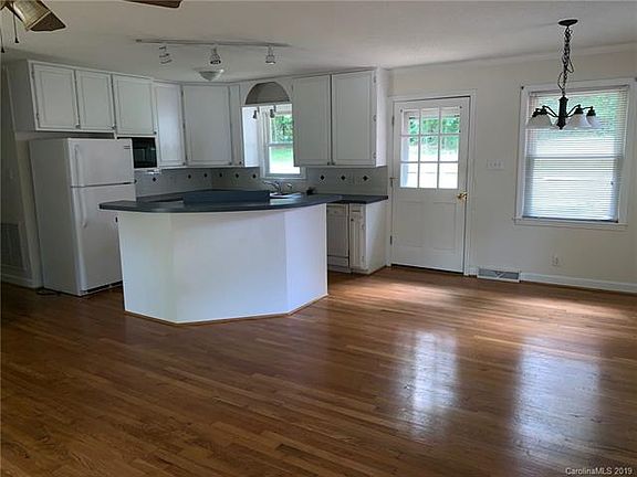 3rd image of 120 Dogwood Ln