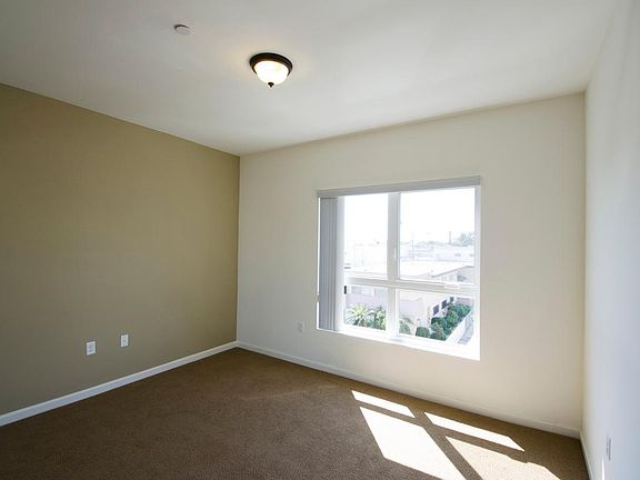 4th image of 546 N Oxford Ave #304