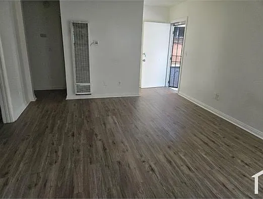 736 1/2 W Century Blvd — Photo 1