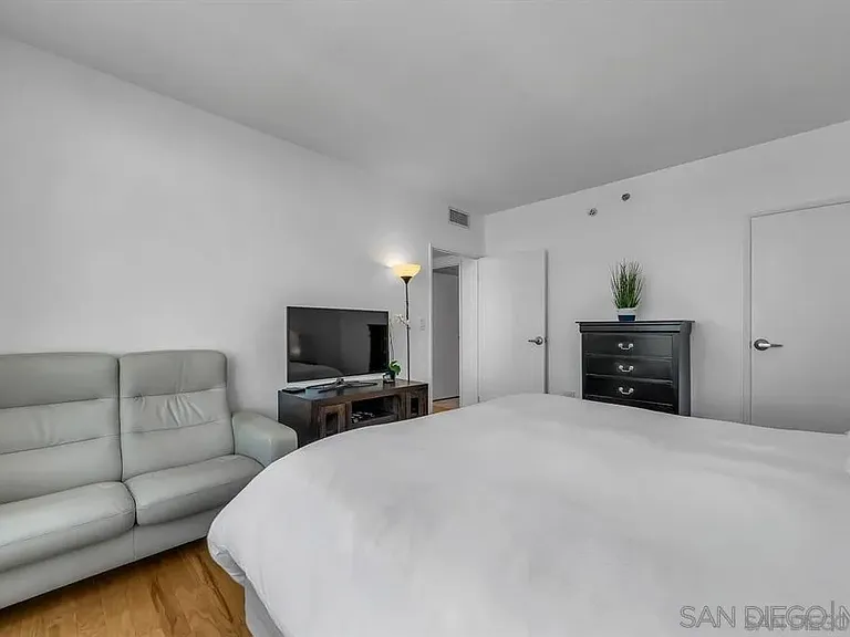 425 W Beech St #1556 — Photo 18