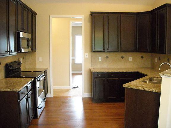5th image of 104 Medlock Ct