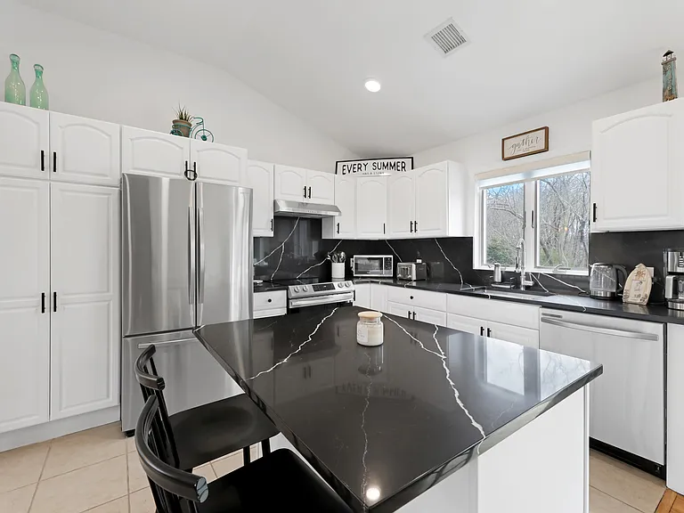 485 Sutton Pl — Photo 15