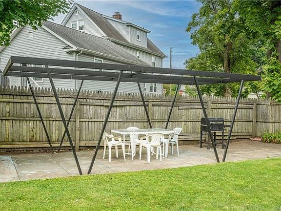 5th image of 824 Woodbine Ave