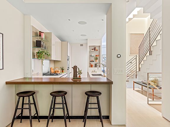 5th image of 240 E 61st St #1