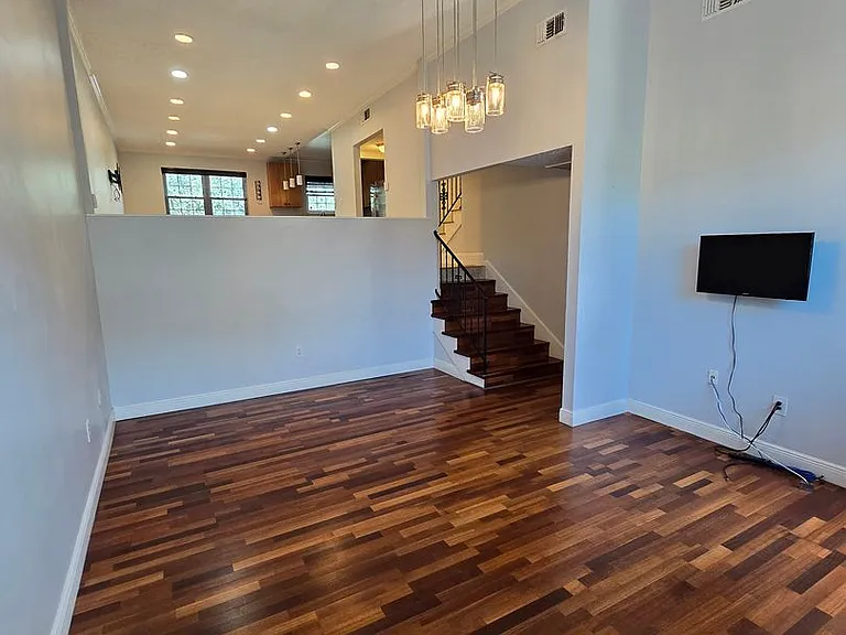 612 E Church St — Photo 13