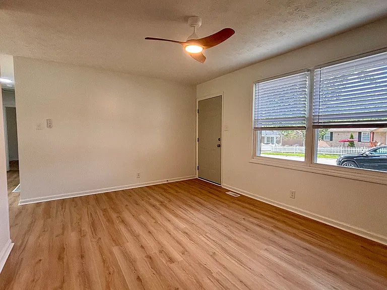 315 E Brown St — Photo 4