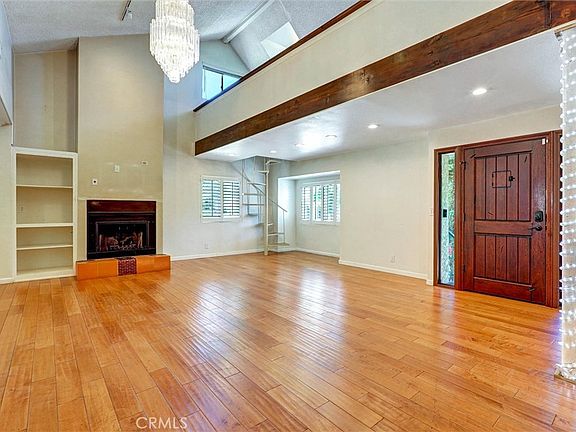 4th image of 16670 Moorpark St