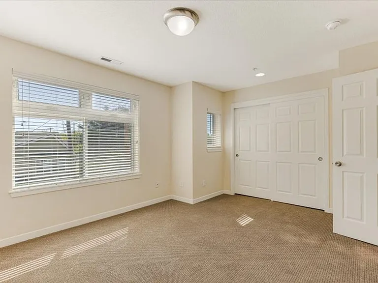425 NE Fremont St — Photo 21