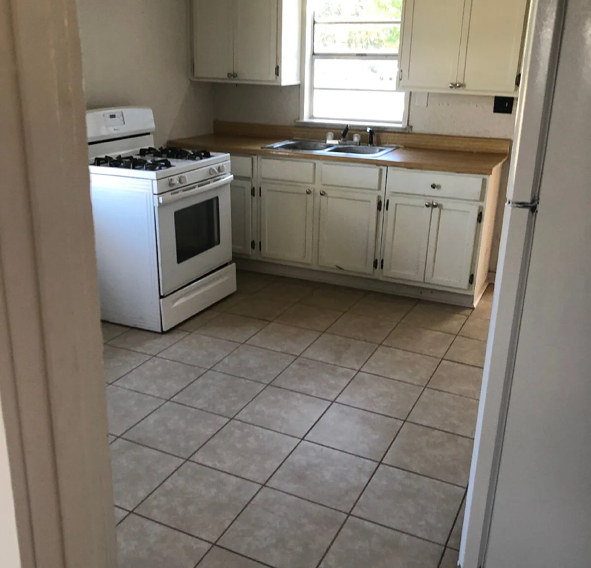 3 bed, 1.0 bath, 955 sqft, $750 — Photo 2