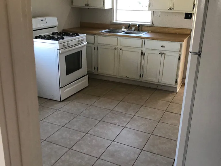 1621 Kathleen St — Photo 2