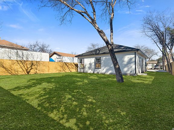 3rd image of 2218 W Wildwood DR.