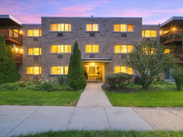 702 Dempster St #G-4, Mount Prospect, IL 60056