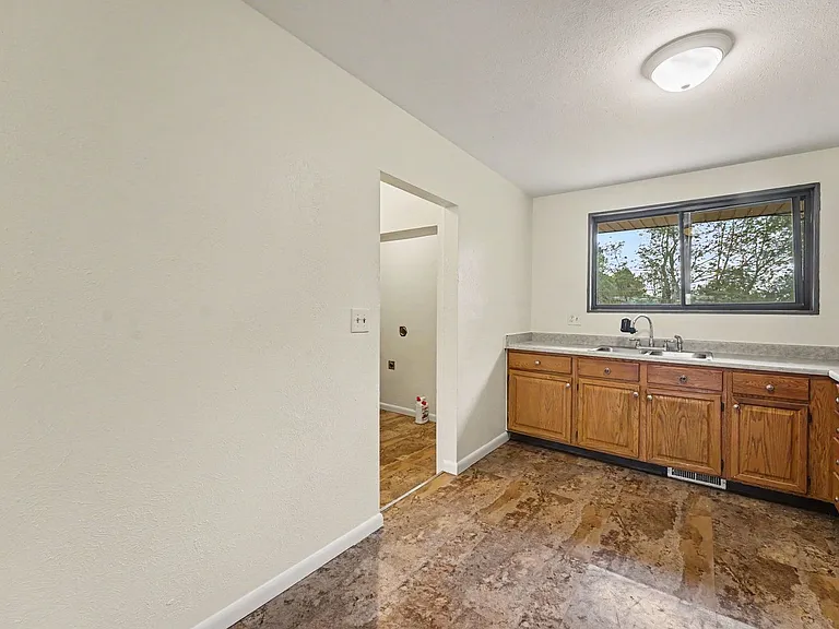 76 Newland Ct — Photo 9