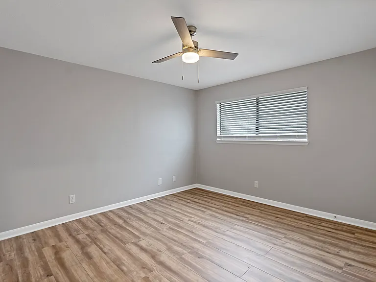 Oak Creek Condos — Photo 7
