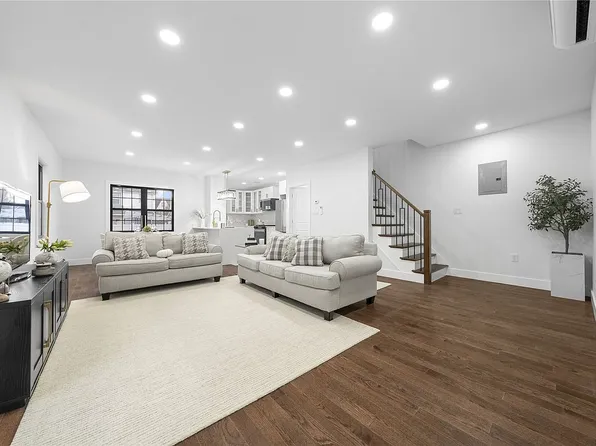 10430 210th St, Queens Village, NY 11429