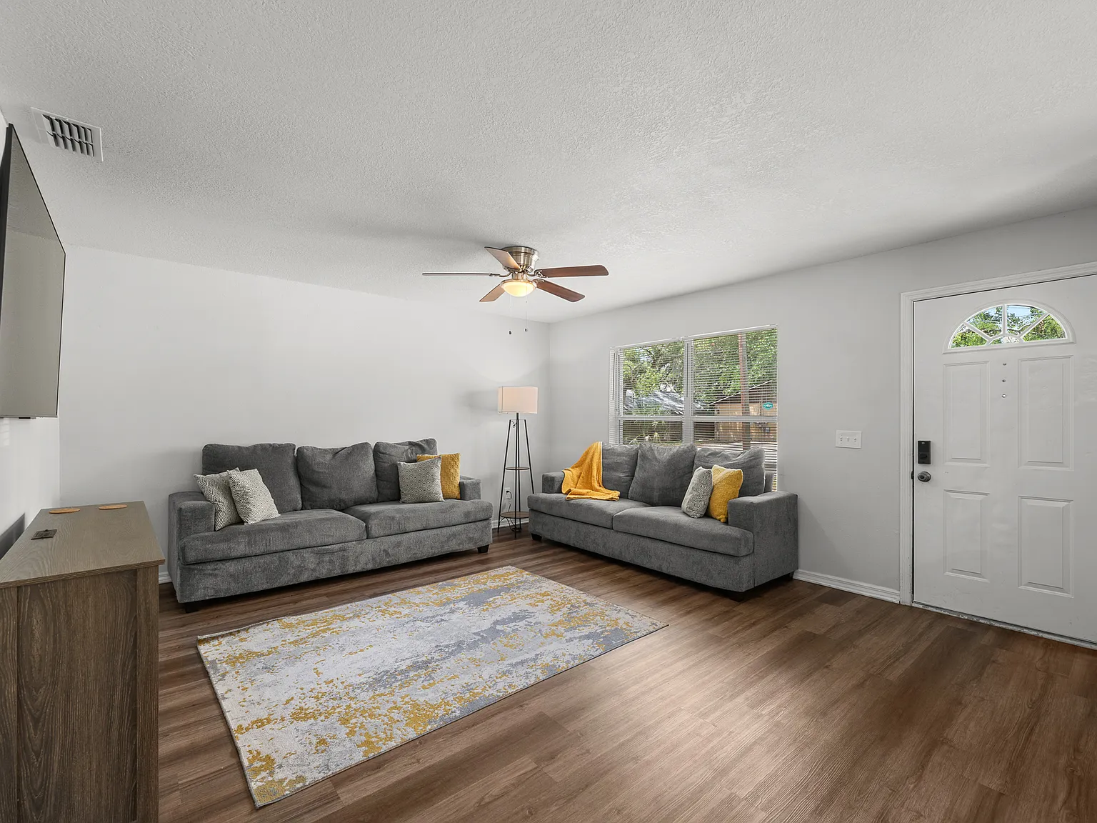3 bed, 1200 sqft, $2,500 — Photo 4