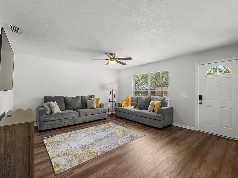 8013 N Alaska St — Photo 4