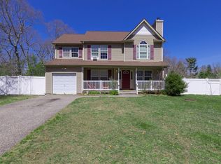 27 Devon Ln, Middle Island, NY 11953