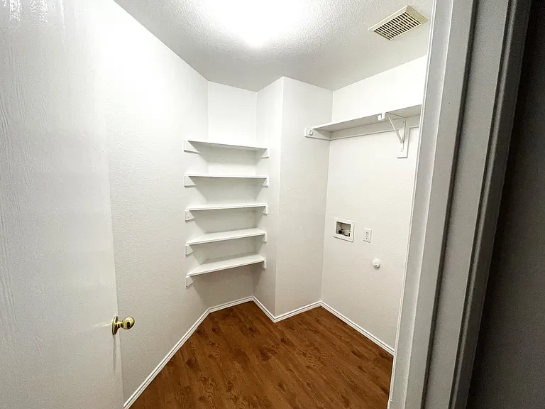 1001 Campbell Dr — Photo 10